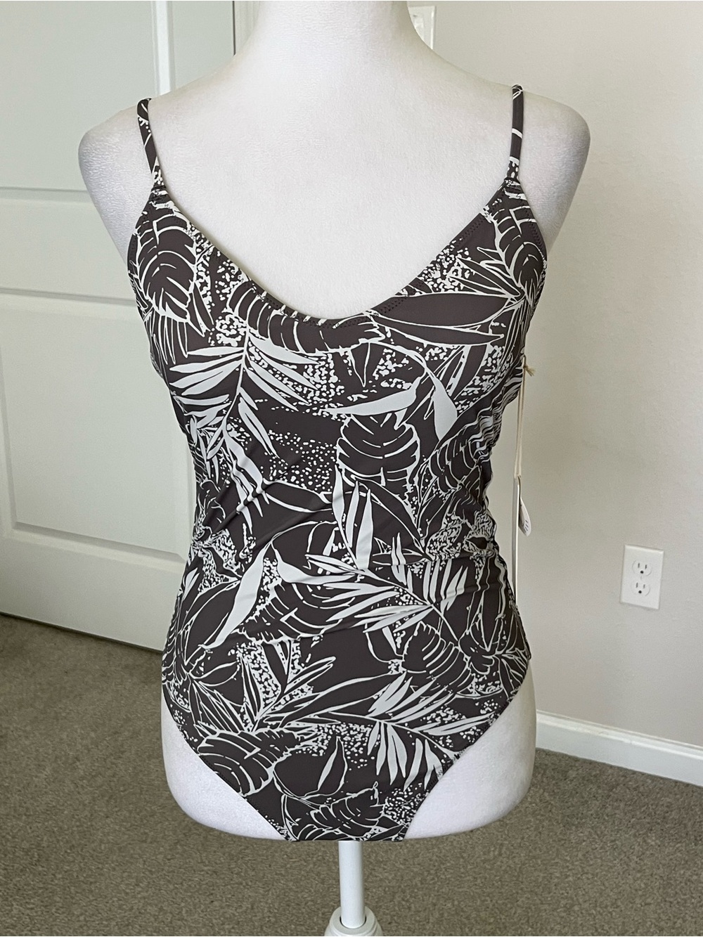 NWT Vuori Heat Wave One-Piece Swimsuit — Chia Palm (Brown & White)